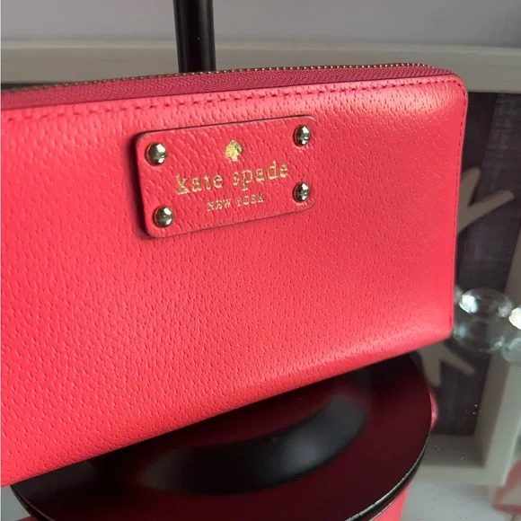Kate Spade Coral Zip-Around large Wallet like new - Picture 5 of 12